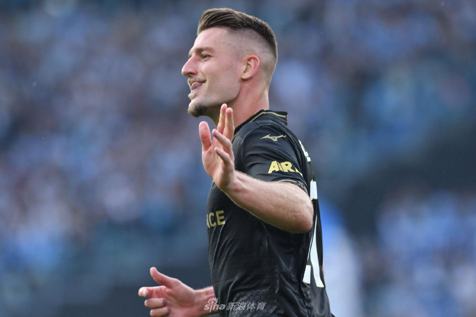 米林科维奇与拉齐奥队友拥抱告别，八年的并肩作战化作此刻紧紧相拥的兄弟情谊