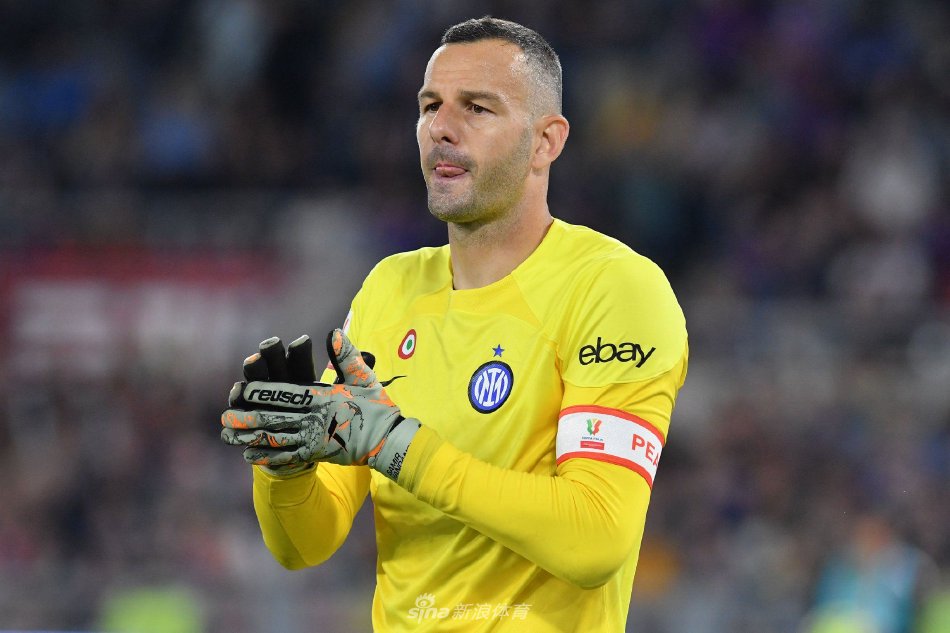 汉达诺维奇作为队长，在赛前佩戴袖标，神情肃穆地带领国际米兰全队步入绿茵场。