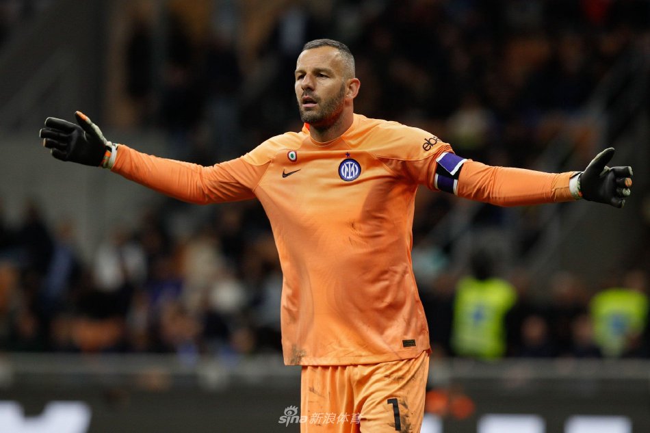 在一次关键扑救后，汉达诺维奇紧握双拳，面向看台发出激昂的呐喊，瞬间点燃了整个球场的气氛。