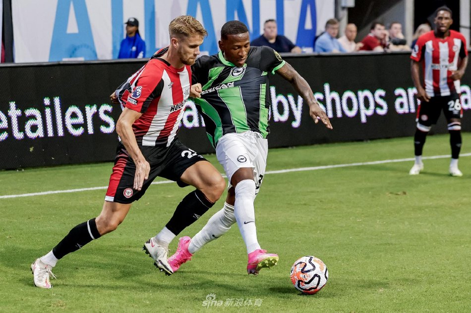 两队球员中场激烈拼抢，夕阳余晖洒满球场，身影交错展现竞技体育的力量与美感