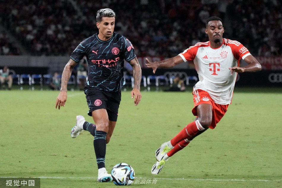 拜仁慕尼黑众将在失利后神情难掩失落，但仍与曼城球员友好握手致意，体现了竞技体育的尊重与风度，背景中璀璨的球场灯光宛如星海。