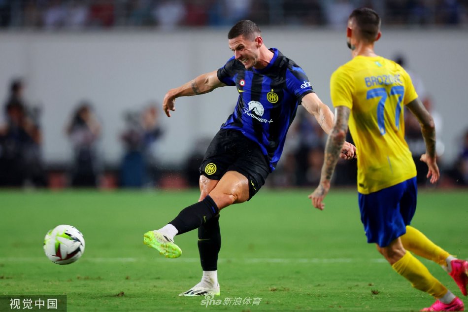 利雅得胜利队球员加里卜突破国际米兰防线后起脚劲射，皮球直窜网窝，场上比分就此改写。