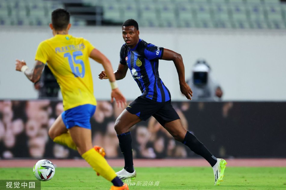 国际米兰球员弗拉泰西攻入扳平头球后激情庆祝，周围队友飞奔而来分享喜悦，背景中利雅得胜利门将望球兴叹。