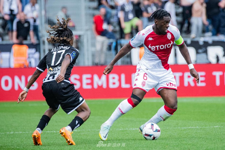 迪萨西在法国国家队训练中与队友交流，其国脚身份彰显了其作为顶级后卫的实力与认可度