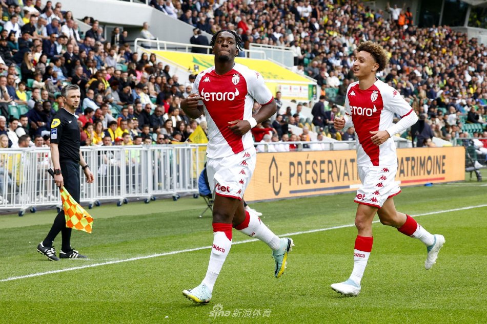 迪萨西在摩纳哥时期的比赛中高高跃起争顶头球，展现出其出色的制空能力与强悍的身体素质