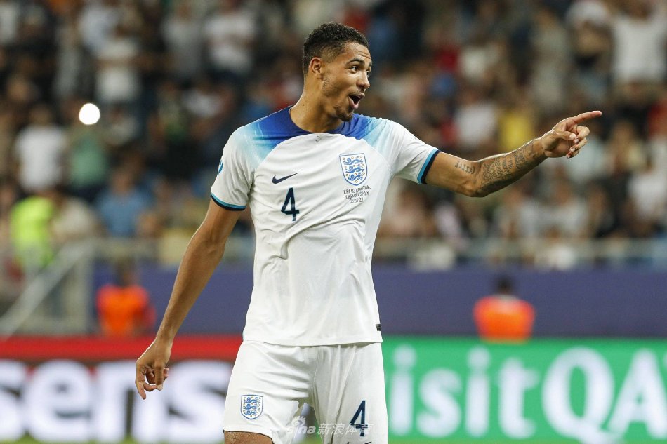 科尔威尔在绿茵场上高高跃起，力压对手争顶头球，展现了其作为现代中卫的出色身体素质和制空能力。