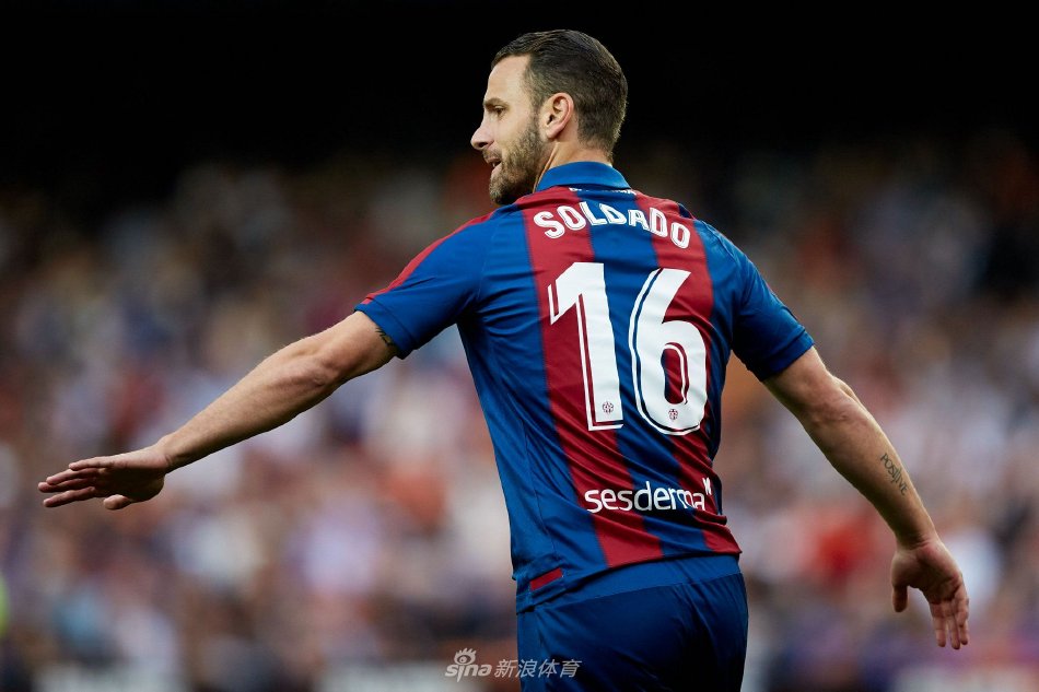 索尔达多身披瓦伦西亚战袍激情庆祝进球，蝙蝠军团时期是他职业生涯的黄金年代