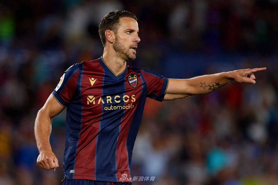 索尔达多退役时刻的深情回顾，眼神中流露出对足球生涯的无尽眷恋与骄傲