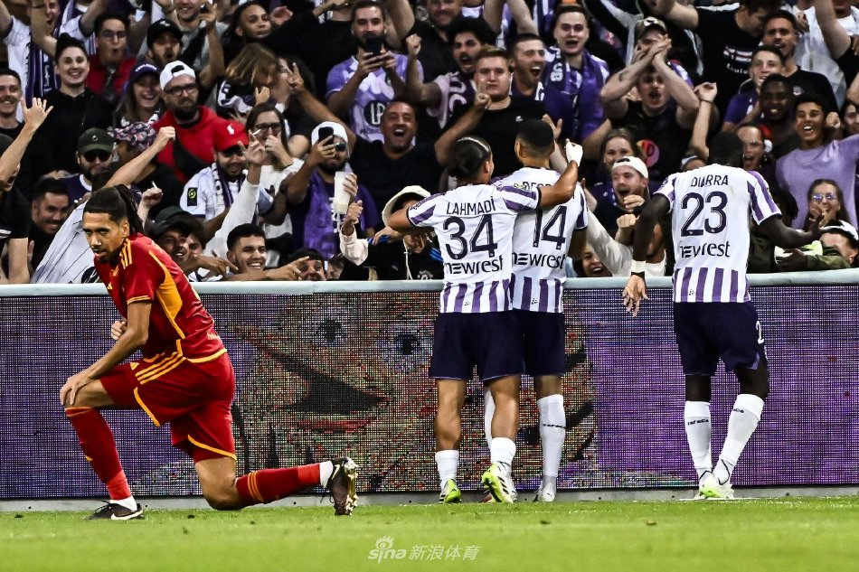 比赛全景，图卢兹市政球场灯火通明，双方球员在中场区域激烈拼抢，看台上座无虚席。