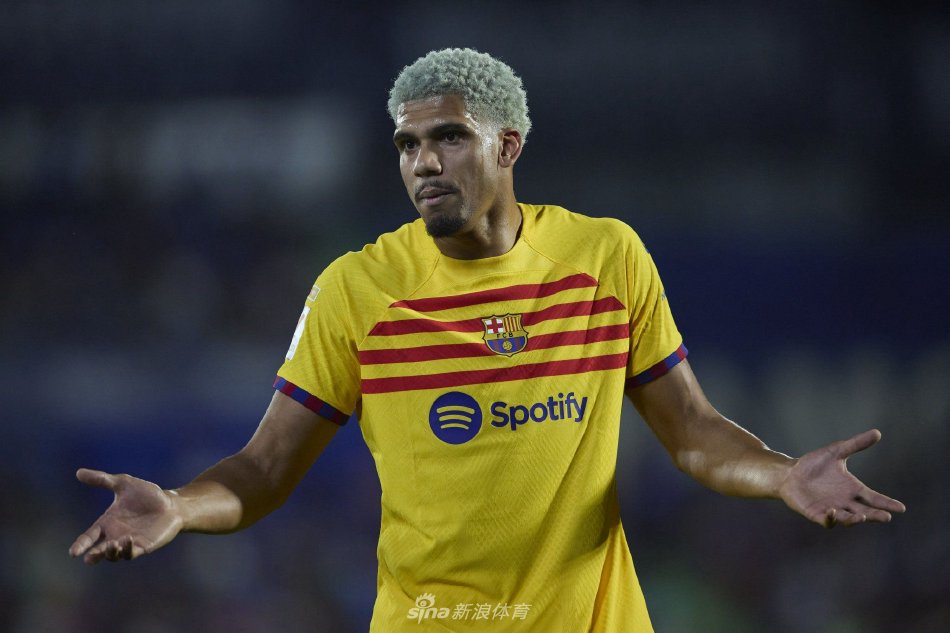 赫塔费门将大卫·索里亚飞身扑救，单掌将巴萨近在咫尺的射门托出横梁，成为球队守住平局的最大功臣。