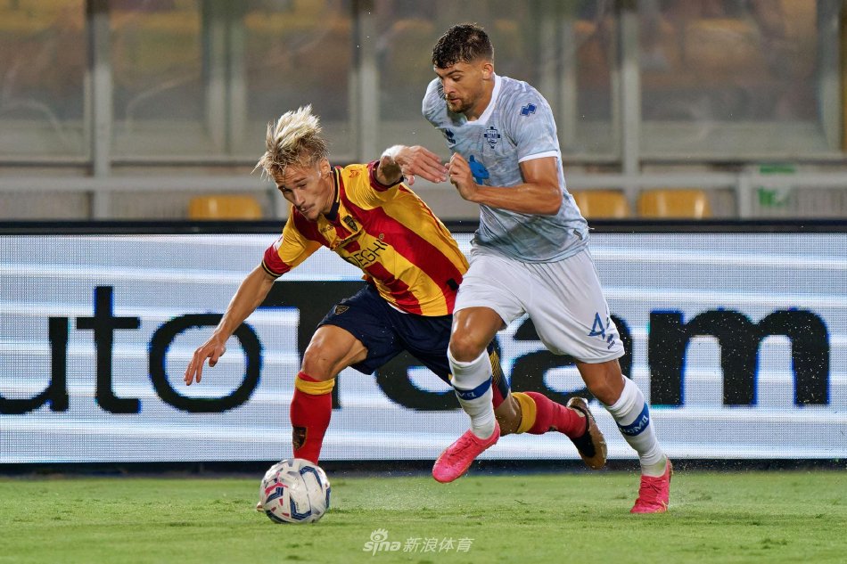 双方球员在中场展开激烈拼抢，寸土不让，身体对抗激烈球鞋扬起草屑