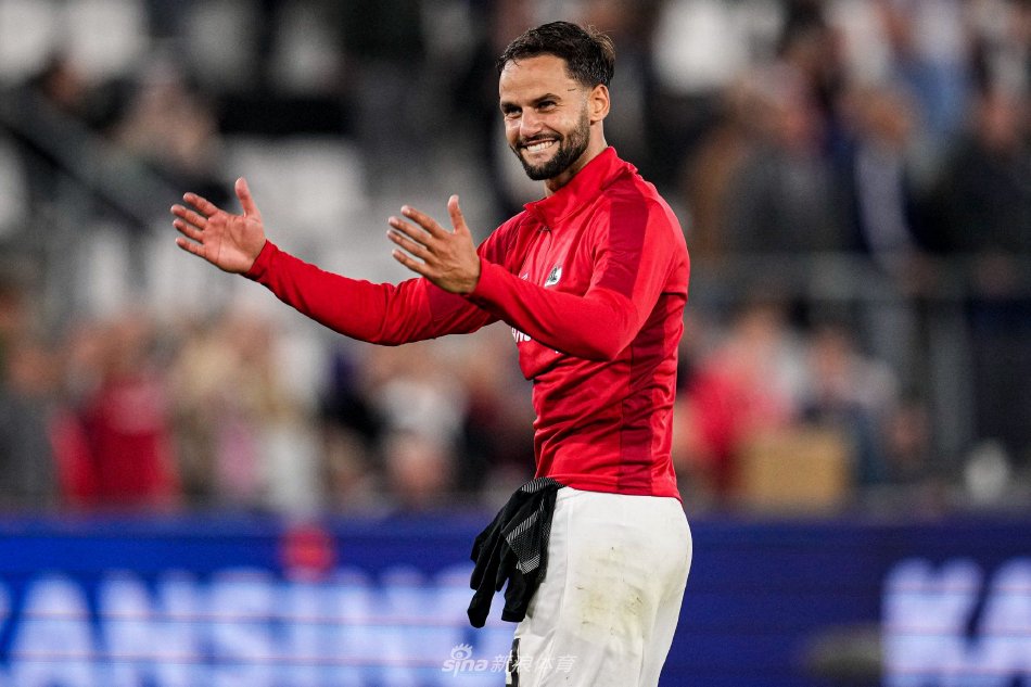 圣科洛马门将飞身扑救险球，身体完全舒展，指尖勉强触到皮球