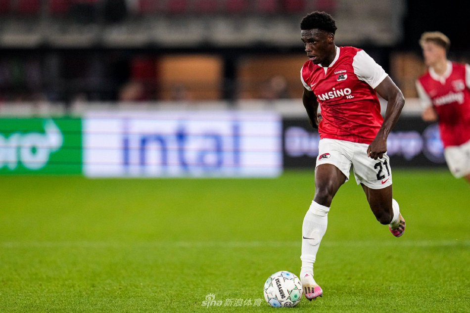 阿尔克马尔球员进球后张开双臂奔向角旗区庆祝，背景中可见欣喜若狂的主场球迷