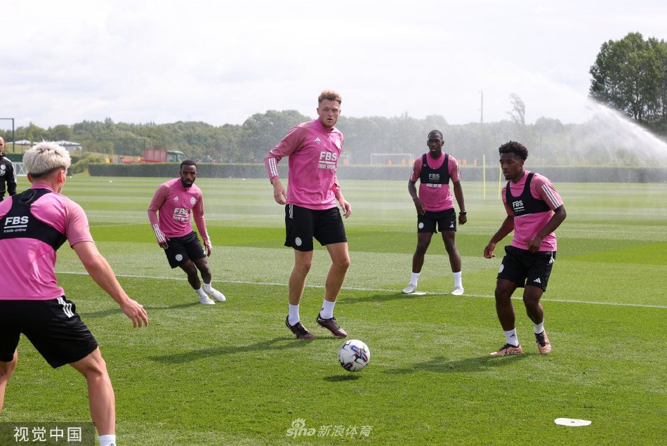 全队合影气势如虹，蓝色战袍整齐划一，眼中充满对新赛季的渴望与决心