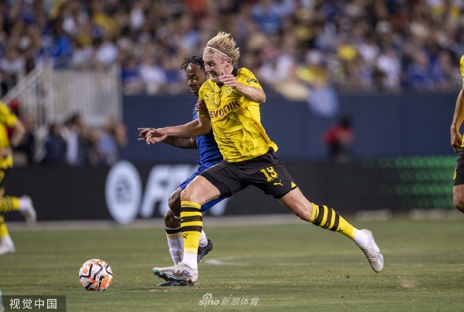 两队球员赛后相互拥抱致意，汗水浸湿的球衣与真诚的笑容交织出竞技体育的尊重与友谊