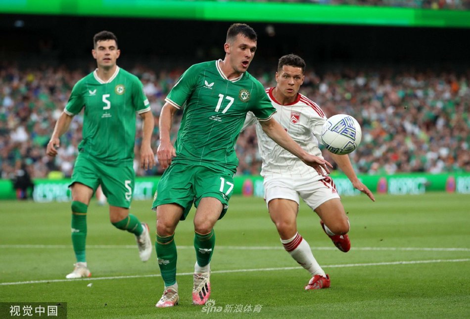 爱尔兰前锋伊万·弗格森在对方后卫干扰下强势起跳争顶，展现了出色的身体素质和制空能力。