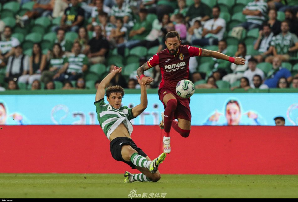 葡萄牙体育球员在比赛中激烈拼抢，绿白球衣的队员正积极围抢对手，展现了全队高压逼抢的战术风格。