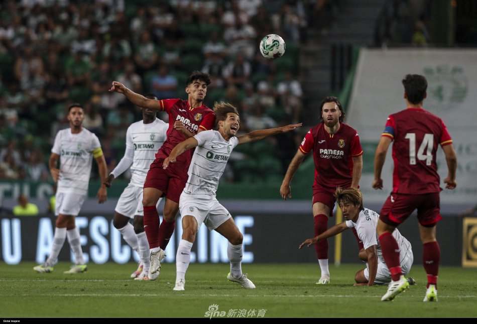 葡萄牙体育队员在进球后奔跑庆祝，他们相拥在一起，手指向天空，激情与团队精神在那一刻完美融合。