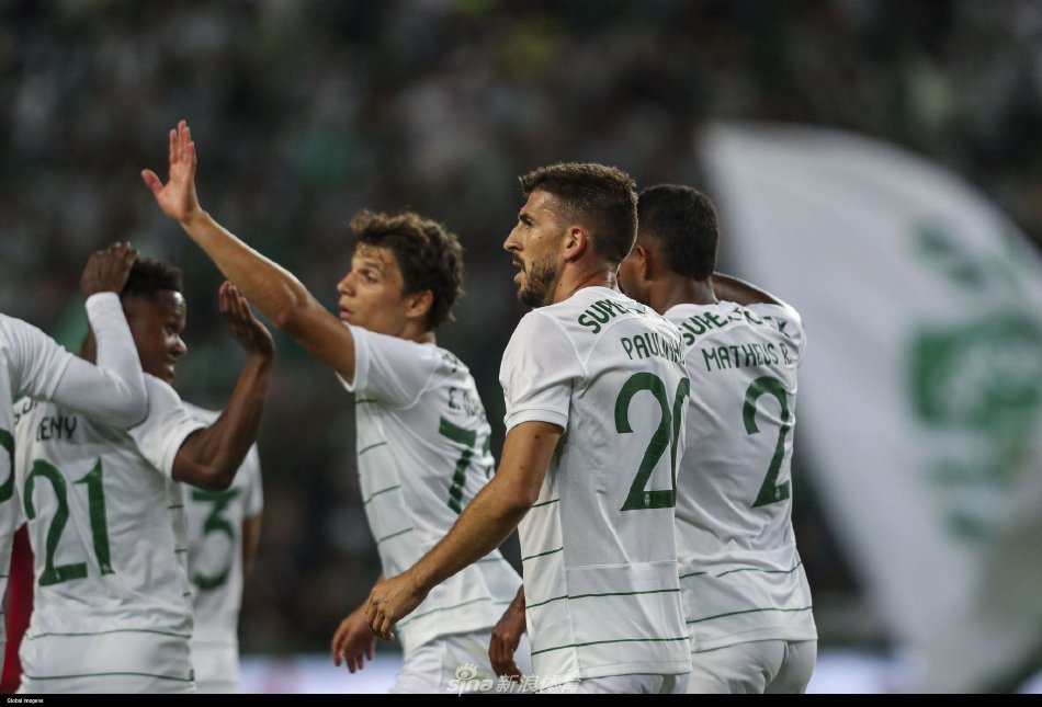 葡萄牙体育球员在五提琴杯奖杯旁欢呼庆祝，队长科阿特斯高举奖杯，全队洋溢着胜利的喜悦。