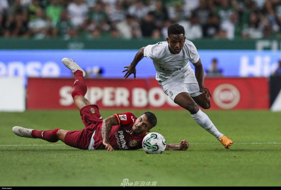 比赛开球前，五名提琴手在球场中圈列队演奏俱乐部颂歌，场面庄重而独特，凸显了五提琴杯赛的传统与仪式感。