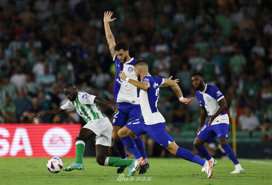 马德里竞技前锋莫拉塔在对方后卫贴身紧逼下，奋力跃起争顶高空球，身体在空中极度舒展，眼神坚定地望向飞来的皮球，展现出顶级射手对进球机会的渴望与拼搏精神。