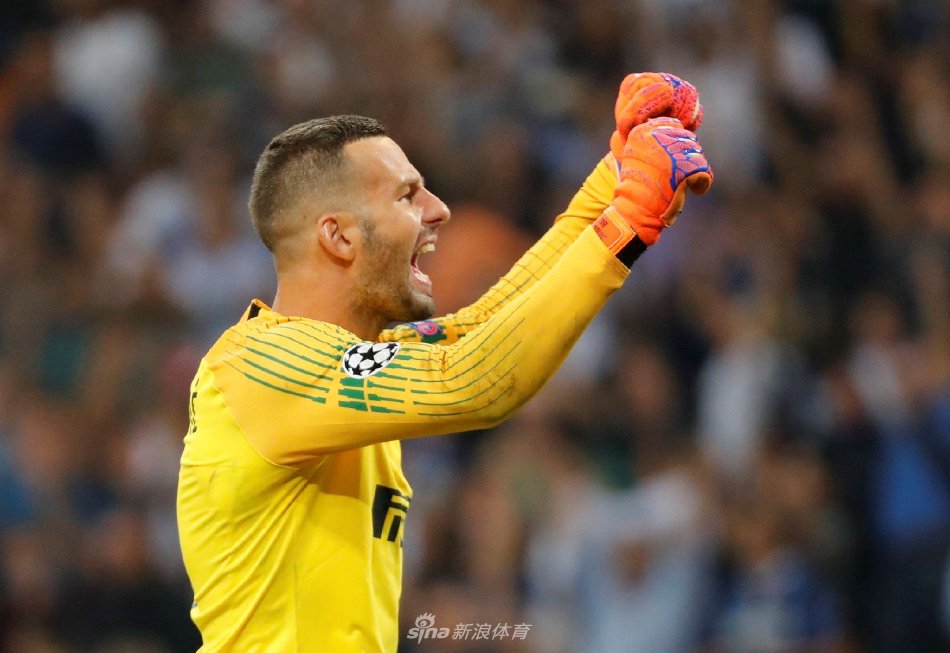 汉达诺维奇身穿国际米兰守门员队服，在训练中全神贯注地注视远方，眼神中透露出坚毅与专注。