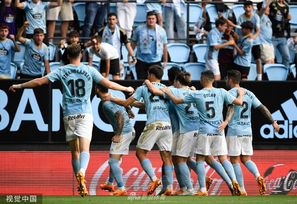 赫罗纳老将斯图亚尼主罚点球前，深呼吸凝视球门，眼神坚定，身旁的塞尔塔门将比利亚尔正压低重心严阵以待