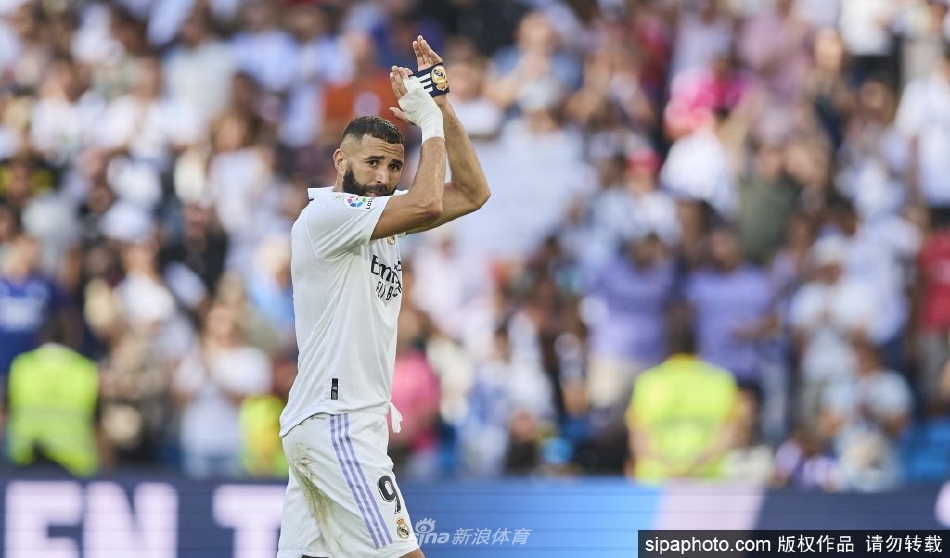 本泽马向台下观众及媒体展示他所获得的西甲最佳球员奖杯，现场气氛热烈