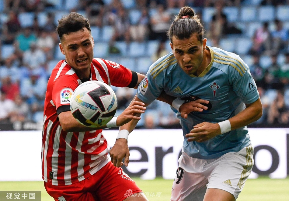 塞尔塔门将比利亚尔飞身侧扑，单掌将斯图亚尼第一次主罚的点球奋力挡出，身体完全舒展，上演精彩救险