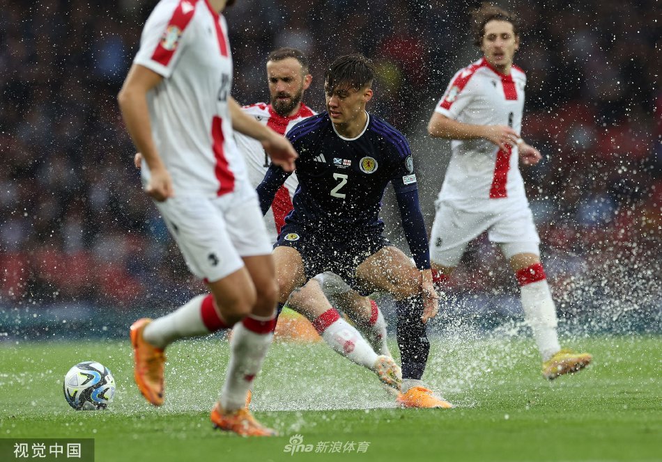 麦克托米奈进球后张开双臂冲向角旗区，与蜂拥而至的队友紧紧相拥，激情庆祝。