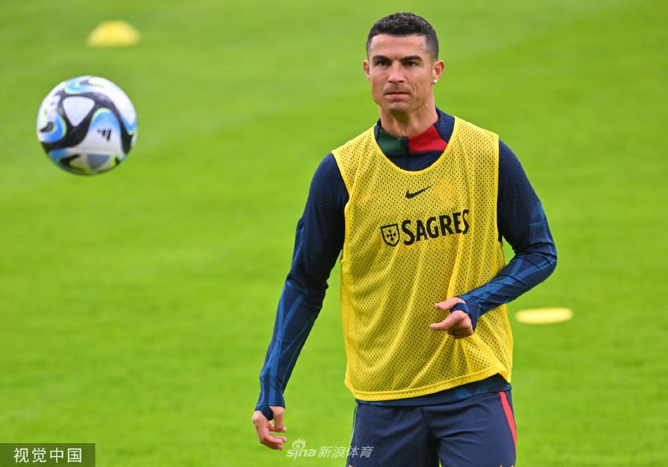 主教练马丁内斯与教练组成员在场边密切观察球员训练，手持战术板认真部署