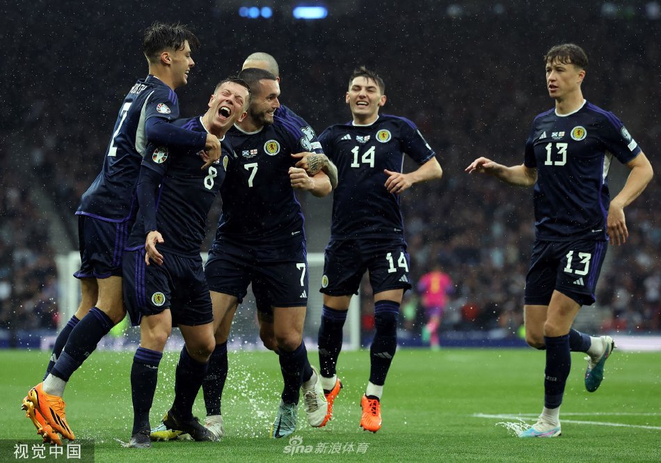 比赛恢复后，苏格兰队长安德鲁·罗伯逊在边线带球突破，他的球衣已完全被雨水和泥浆浸透。