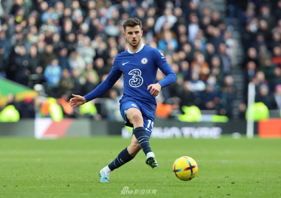 芒特面带微笑与曼联主教练滕哈格握手合影，两人在卡灵顿训练基地首次正式会面