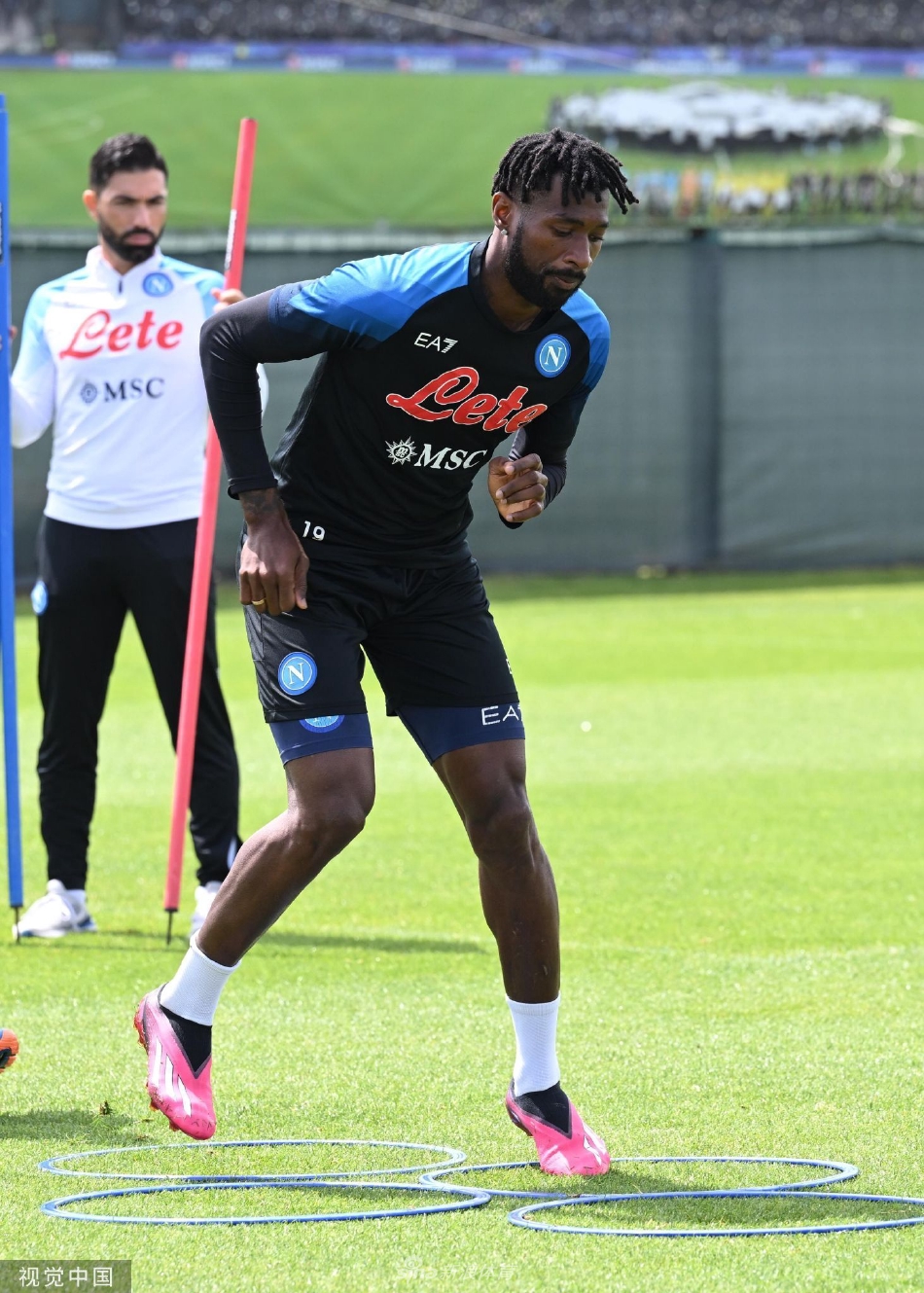 训练结束后，球员们在夕阳下进行放松拉伸，身影被拉长，宁静而充满力量。