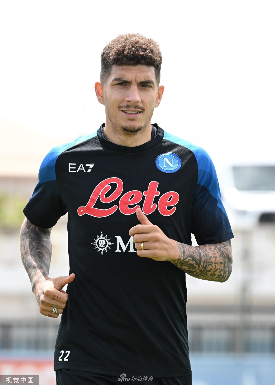 球队核心克瓦拉茨赫利亚带球疾驰，步伐灵动如舞步，突破防守球员。