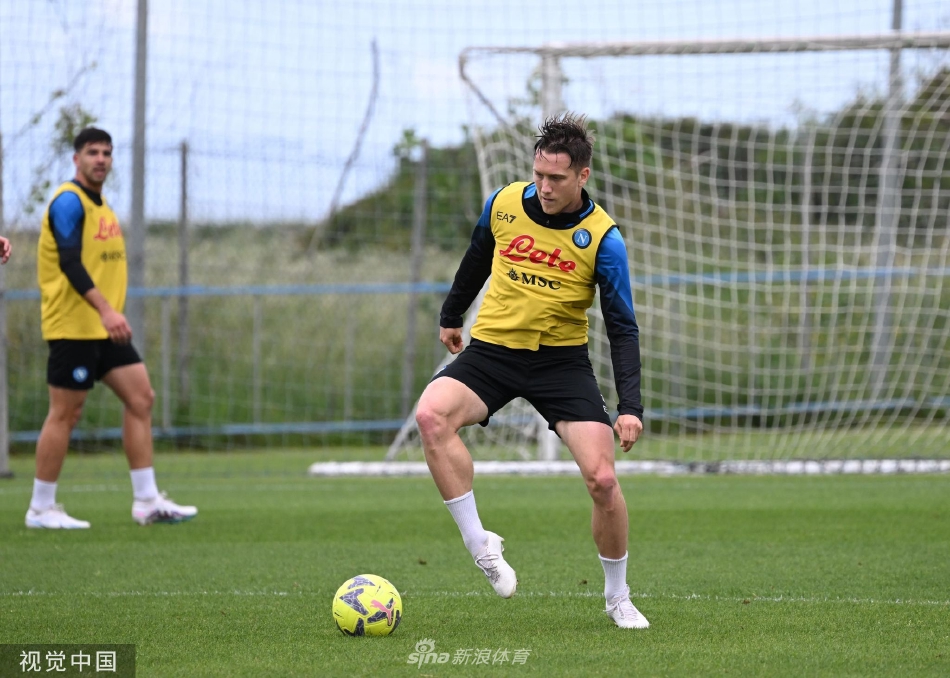 全队围成一圈进行抢圈训练，欢声笑语中保持着快速的传递节奏。