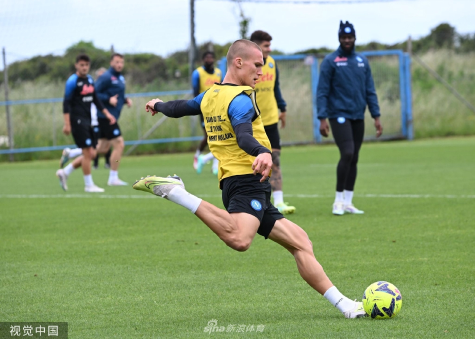 奥斯梅恩在门前高高跃起，力压防守队员完成一记强劲有力的头球攻门。