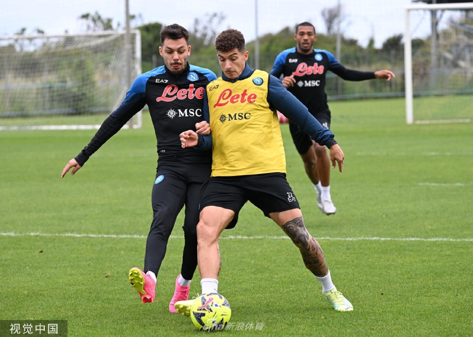 金玟哉与队友进行高强度一对一防守对抗，肌肉紧绷，全力以赴。