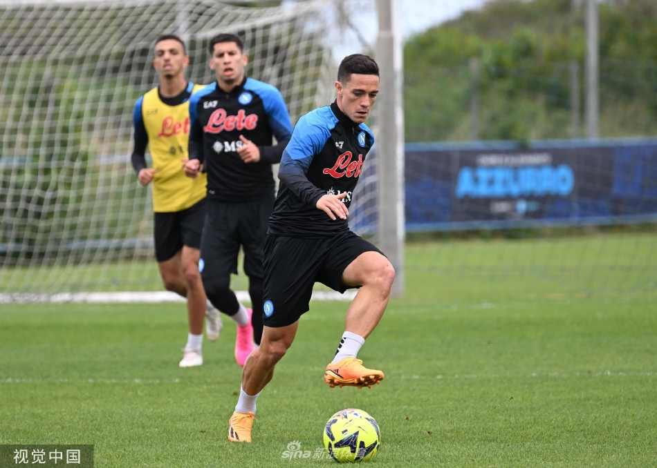 主教练斯帕莱蒂神情专注，在场边用手势指挥球员进行战术跑位，目光如炬。