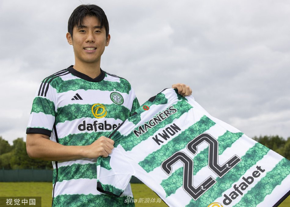 凯尔特人训练基地一角，阳光洒在翠绿的草皮上，象征着新生力量在这里孕育和成长。