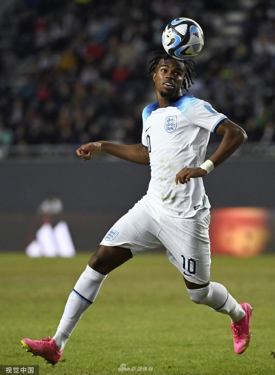 英格兰队进球功臣迪瓦恩激动地滑跪庆祝，身后是蜂拥而至分享喜悦的队友。