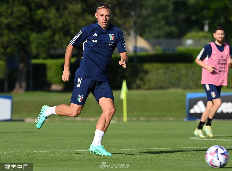 中场核心若日尼奥与队友在训练中进行一脚出球传递练习，皮球在绿茵场上快速而精准地流动。