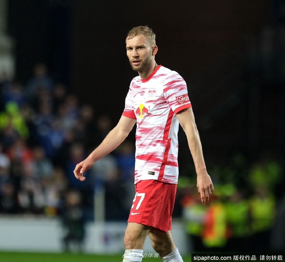 莱默尔与队友及医疗团队合影，展现俱乐部上下团结一心的支持氛围