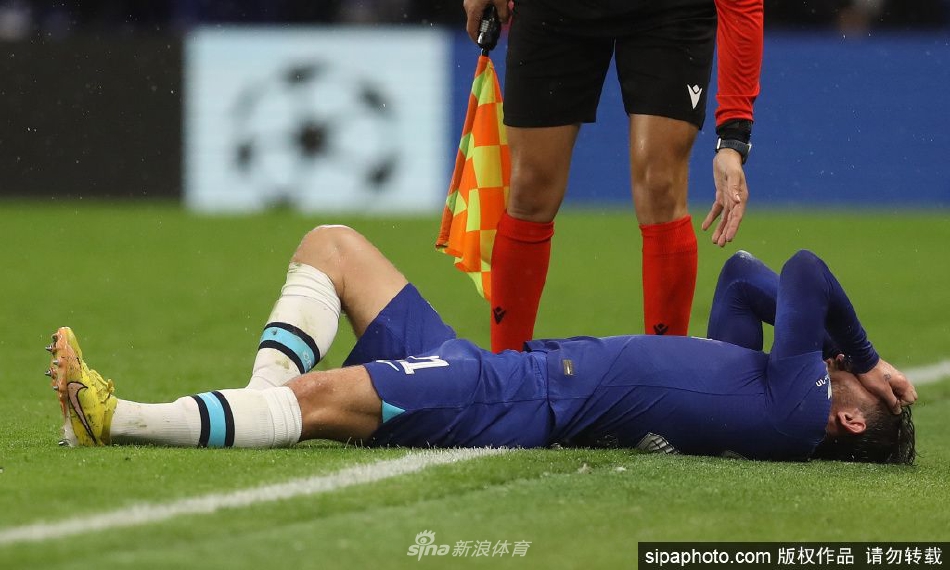 医疗团队在场边紧急检查奇尔维尔的腿部伤势，气氛紧张凝重