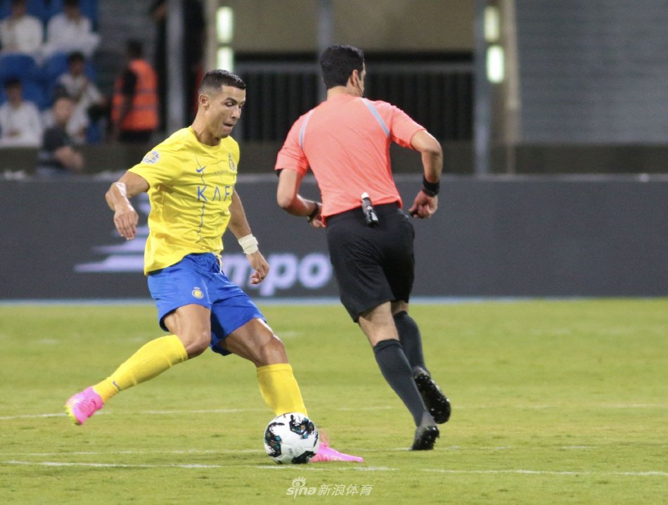 C罗在赛后高举双手，面向看台激情庆祝，率领球队收获一场大胜，王者气势尽显