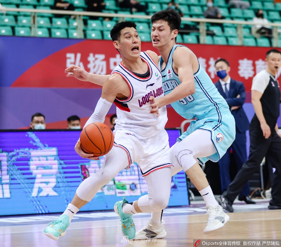 广州队核心陈盈骏在重围之下强行突破,身体倾斜失去重心,依然用一记不可思议的抛投将球打进