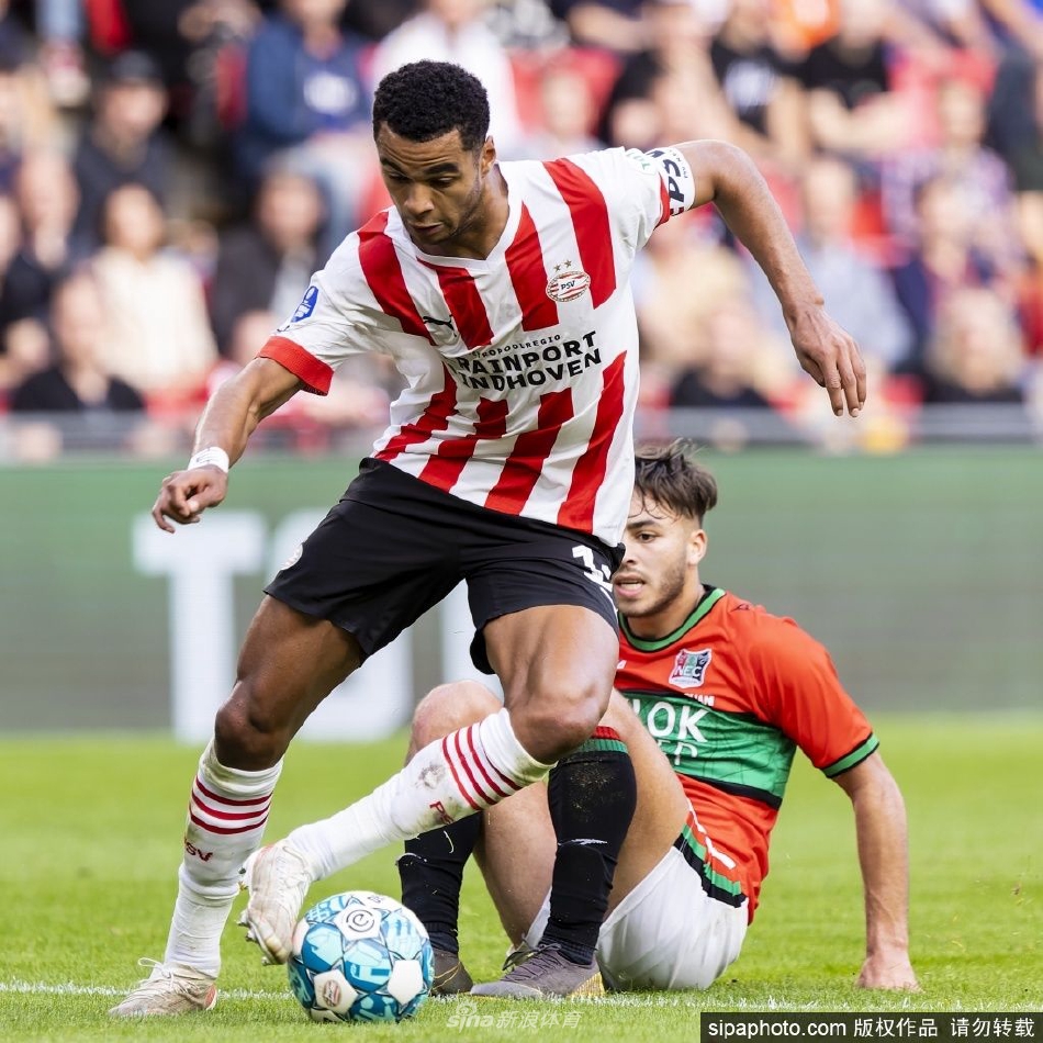 加克波手持利物浦18号球衣，在安菲尔德球场展示，脸上洋溢着加盟豪门的喜悦