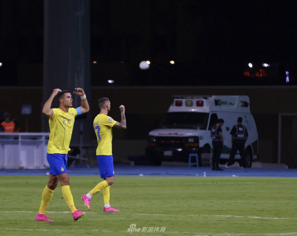 C罗在比赛中与队友塔利斯卡默契击掌，眼神中充满了对胜利的共同渴望与坚定信任