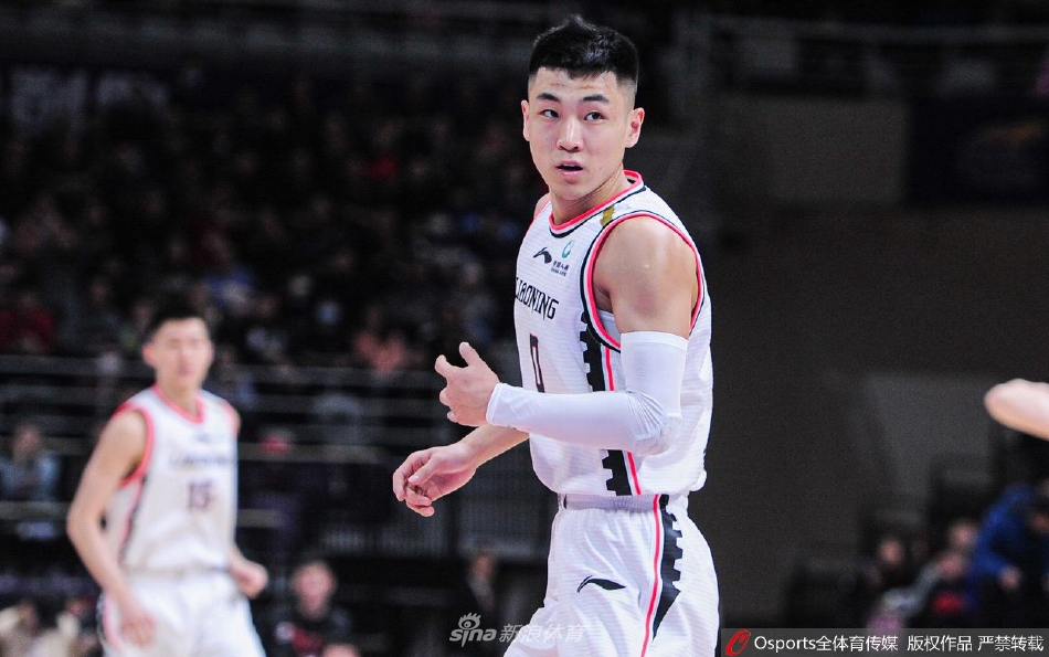 高诗岩在球迷见面会上，双手合十向热情的山东球迷表示感谢，脸上洋溢着温暖的笑容，仿佛在说‘济南，我来了’