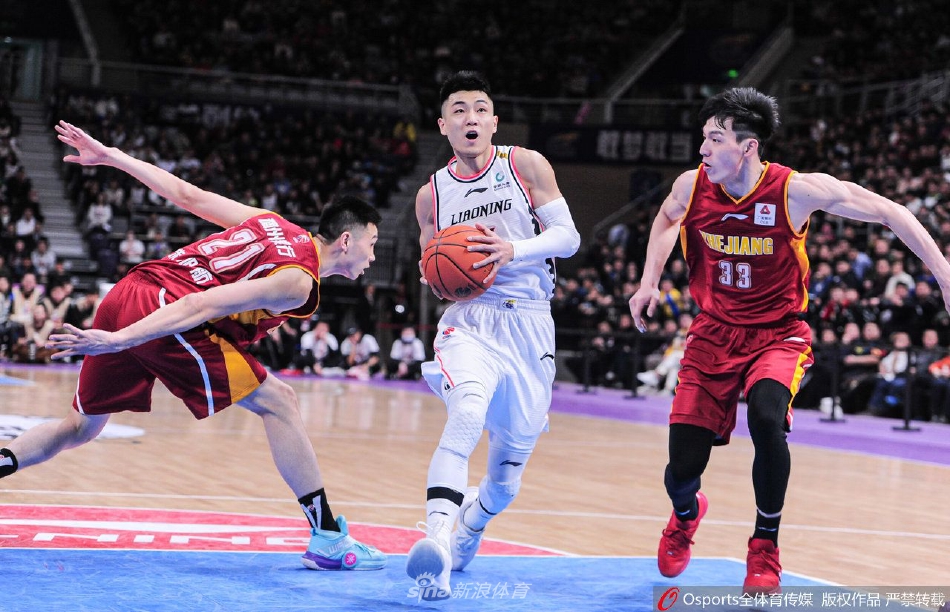 比赛中，高诗岩送出精妙传球，篮球在空中划出一道优美的弧线，他的手指指向队友，眼神中充满信任，团队指挥官的气质跃然纸上